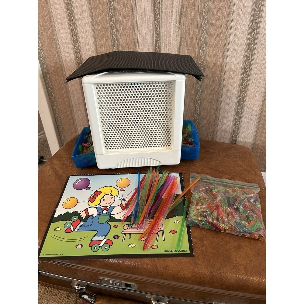 LITE BRITE CUBE 2001 Hasbro w/ 2 drawers of pegs. picture, & extra‎ peg Y2K VNT